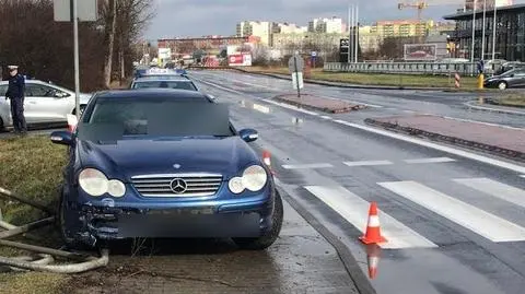 Wjechał w barierki przy przejściu dla pieszych, 79-latka trafiła do szpitala