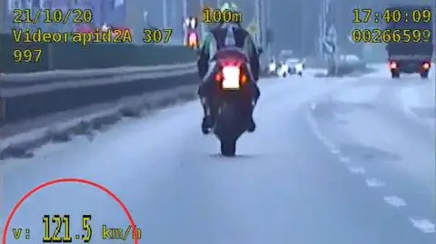 Motocyklista próbował uciekać, ale po wywrotce na poboczu podniósł ręce do góry i dał się skuć 
