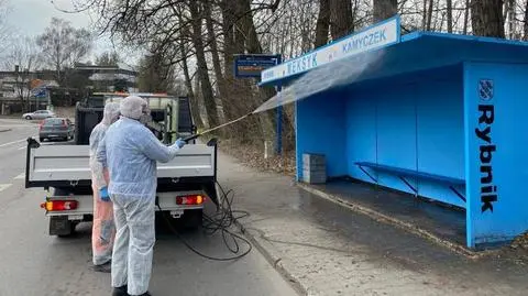 Nie ma wskazań, ale odkażają miasto. "Kupiliśmy środki stosowane w Hiszpanii"