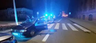 Zasnął za kierownicą, wjechał w radiowóz. Był pijany