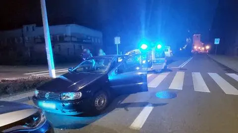 Zasnął w trakcie jazdy, uderzył w radiowóz. "Ludzie zgłaszali, że pijany kierowca jedzie"