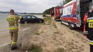 Samochód przejechał po opalającej się na plaży kobiecie