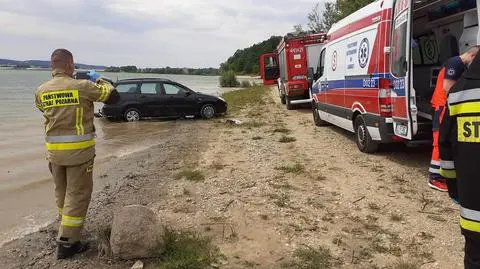 Samochód przejechał po opalającej się na plaży kobiecie