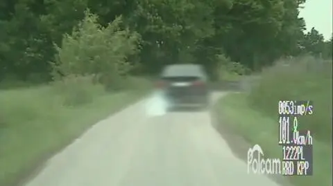 Wyprzedzał na podwójnej ciągłej, gdy zobaczył radiowóz zaczął uciekać. Szybko znalazł się w "pułapce"