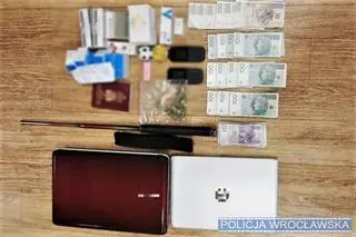 Przedmioty zabezpieczone przez policjantów w mieszkaniu 32-latka