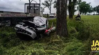 Seat dachował i uderzył w drzewo