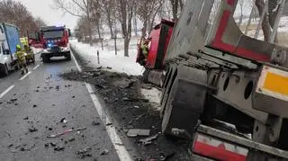 Trzy osoby poniosły śmierć w wyniku zderzenia auta osobowego z tirem na drodze krajowej nr 27 niedaleko Bieniowa (woj. lubuskie). Wśród ofiar jest dwuletnie dziecko. Policjanci ustalają przyczyny tragedii. 