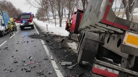 Nie żyją trzy osoby, w tym dziecko. Samochód osobowy zderzył się z ciężarówką