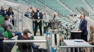 Elektorzy rozmieszczeni na jednej z trybun stadionu