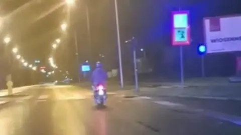 Jeździł slalomem, wywrócił się, a potem uciekał. Kierowca pijany, motorower kradziony