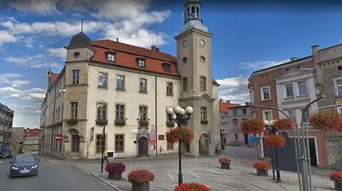 Mimo trwającej epidemii poszli do urn i odwołali burmistrza oskarżonego o korupcję