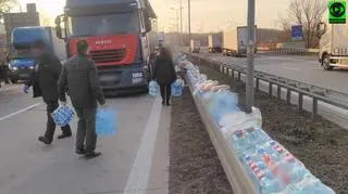 Wolontariusze ruszyli z pomocą czekającym na wjazd do Polski w Jędrzychowicach