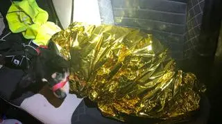 Kundelek został owinięty kocem ratunkowym