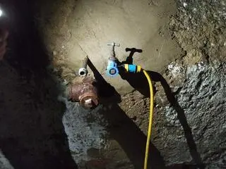 Kurek z wodą w piwnicy