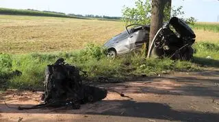 Po uderzeniu w drzewo spod maski auta wyleciał silnik