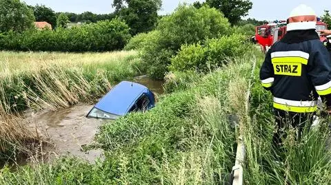 Jechał za szybko, uderzył w barierę i wpadł do rzeki