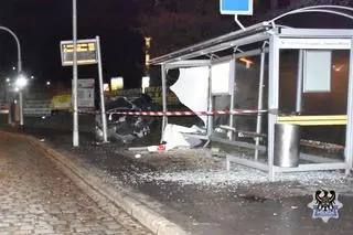 19-latek wjechał w przystanek autobusowy