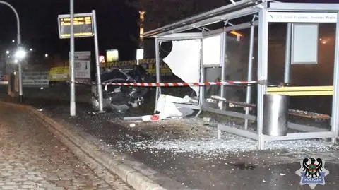 19-latek wjechał w przystanek autobusowy
