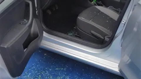 Roczny chłopczyk zamknięty w samochodzie. Policjanci wybili szybę