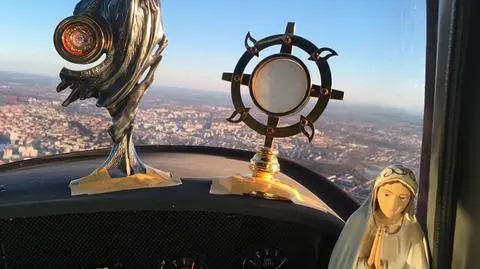 Relikwie Jana Pawła II, eucharystia i figura Maryi na pokładzie samolotu