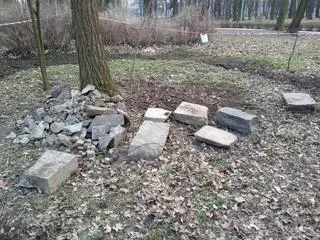 Elementy granitowego cokołu pomnika