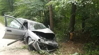 Jechał za szybko, stracił panowanie nad autem i uderzył w drzewo. Pasażer zginął na miejscu