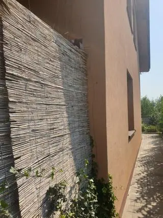 Uszkodzona elewacja domu mieszkańca Psar