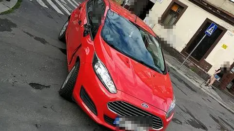 Podczas skręcania uderzyła w zaparkowane auta, a później odjechała