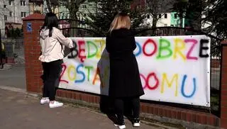 Organizatorki akcji w trakcie wieszania jednego z banerów