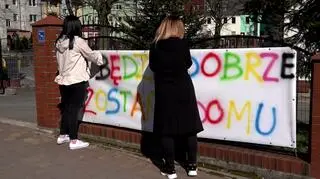 Organizatorki akcji w trakcie wieszania jednego z banerów