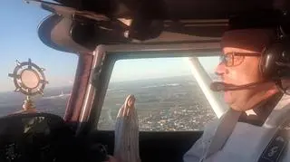 Ksiądz Cezary Chwilczyński modlił się w przestworzach