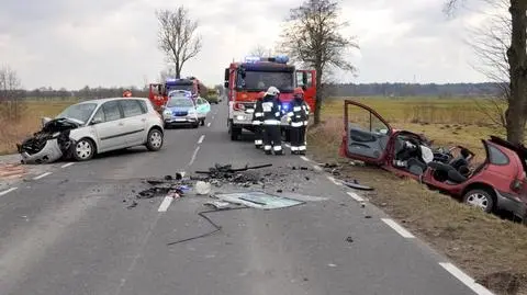 Czołowe zderzenie na prostej drodze. Kobieta w ciężkim stanie, jej trzyletni syn nieprzytomny