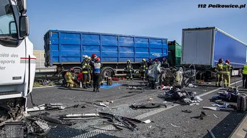 Najechał na tył stojącego samochodu osobowego. Ranne zostały cztery osoby, 13-latka zmarła w szpitalu