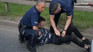 Mężczyzna uciekał przed policjantami. Potrącił dwóch funkcjonariuszy i staranował radiowóz