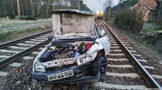 Pociąg wraz z samochodem zatrzymał się 90 metrów od przejazdu