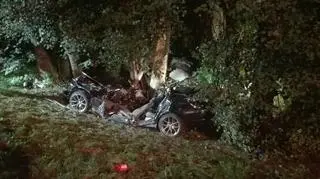 Bmw wypadło z drogi i uderzyło w drzewo