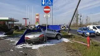 Stracił panowanie nad autem, uderzył w latarnię. 35-latek zginął na miejscu
