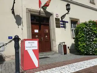 Interesanci mogą zostawiać korespondencję m.in. w skrzynce ustawionej przed urzędem