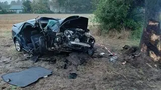 Kierowca uderzył w drzewo. Nie żyje pasażer