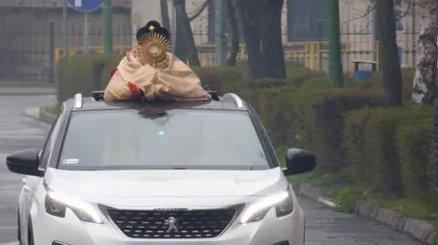 Ksiądz błogosławił przez szyberdach. Ktoś doniósł, że jeździ bez pasów