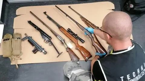 Kilkadziesiąt sztuk broni i materiały wybuchowe w domu 61-latka