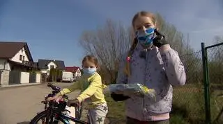 Kornelia z siostrami rozdała maseczki sąsiadom