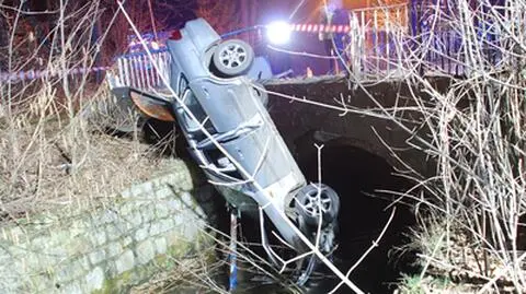 Policja: był pijany, autem wpadł do rzeki