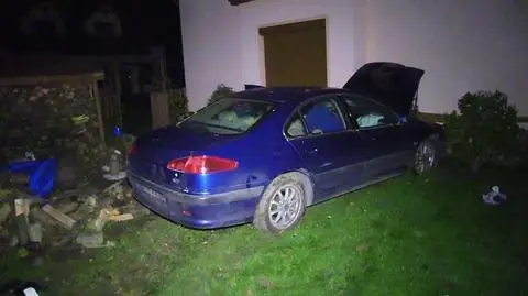 Wypadł z drogi, staranował ogrodzenie i uderzył w budynek