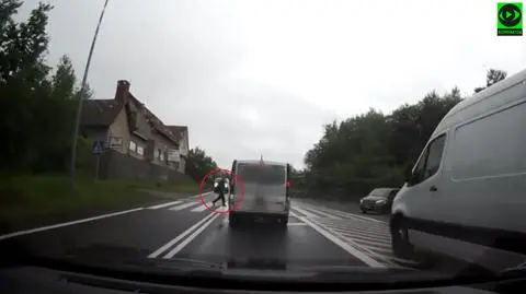 Przed pasami prawą stroną ominął kolumnę samochodów. "Skandaliczne narażenie życia pieszego"
