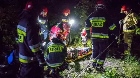 Kobieta się poślizgnęła, partner chciał jej pomóc. Utknęli na dnie wyrobiska. Ewakuowali ich przy użyciu lin i noszy