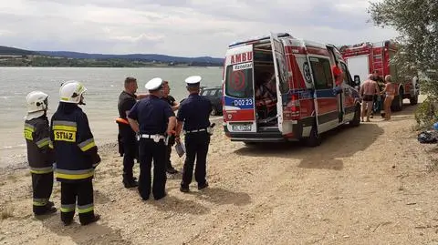 Opalała się na plaży, gdy przejechał po niej samochód. Za kierownicą nikt nie siedział. Są dwie hipotezy