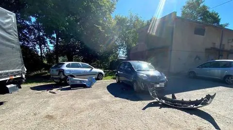 Na parkingu przed szpitalem uszkodziła cztery auta. Wszystko przez automatyczną skrzynię biegów