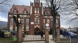 Do zdarzenia doszło na parkingu przed bielawską szkołą podstawową
