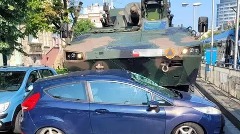 Wojskowy Rosomak zderzył się z osobówką we Wrocławiu. Kierująca samochodem trafiła do szpitala